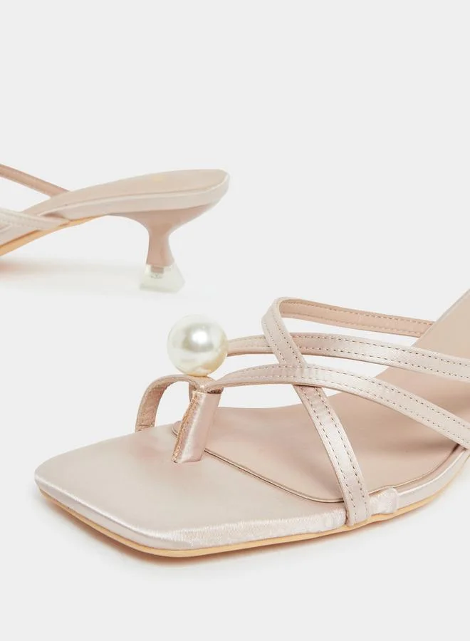 ستايلي صندل بكعب قطة بتفاصيل لؤلؤ